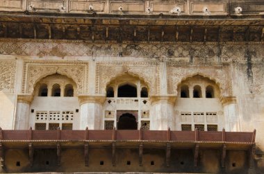 Bir şekilde dekore edilmiş windows. Raj Mahal. Orchha Palace Fort karmaşık. Orchha. Madhya Pradesh Hindistan
