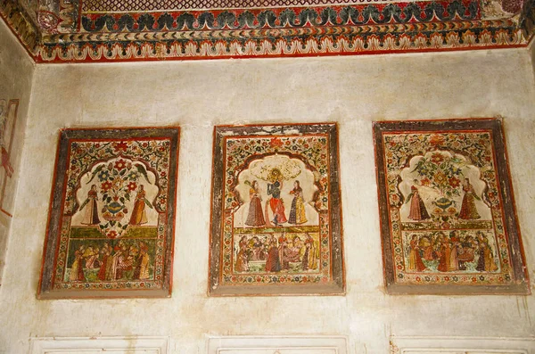 Raj Mahal tavanında mitolojik resimler. Orchha Palace Fort karmaşık. Orchha. Madhya Pradesh. Hindistan