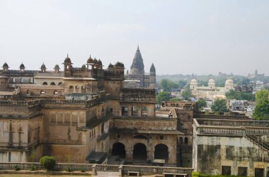 Cihangir Orccha şehir manzaralı Mahal bir manzara. Sheesh Mahal, Raj Mahal, Chaturbhuj Tapınağı, Ram Raja Tapınağı uzaktan görülür. Orchha. Madhya Pradesh. Hindistan