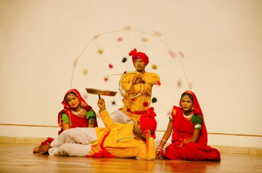 Khajuraho, Madhya Pradesh, Hindistan, Ekim 2015, dansçılar halk dansları halk dansları gösterisi sırasında gerçekleştirmek