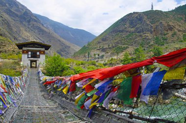 Demir zincir köprü Tachog Lhakhang Dzong Tapınağı bulunmaktadır. : Paro, Bhutan