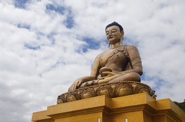 Dev Buda Dordenma heykeli. Shakyamuni Buddha statue dağlarda aşamasındadır. Thimphu. Birleşik Arap Emirlikleri