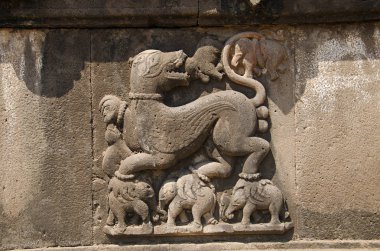 Oyma duvar Filler içinde çıplak onun paws kaldırma bir sharabha gösterilen. Dakshin Kashi mandire. Mahuli Sangam. Satara. Maharashtra. Hindistan