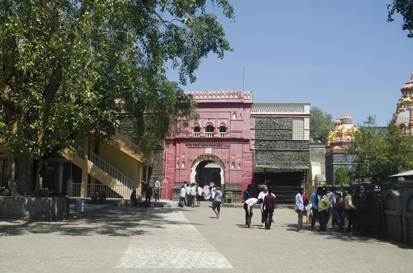 Shegaon, Maharashtra, India, 2015-re, turisztikai és fordítson a bejáratnál egy templom, Sant Gomaji Maharaj-Sansthan, Nagzari. — Stock Fotó