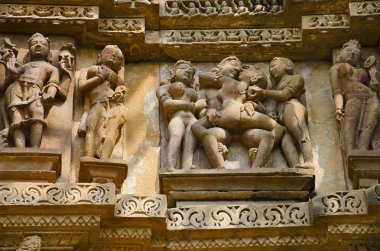 Vishwanath Tapınak, Kuzey duvarı - üst Panel - Mithuna çift, Batı grubu, Khajuraho, Madhya Pradesh, Hindistan, UNESCO Dünya Miras Listesi