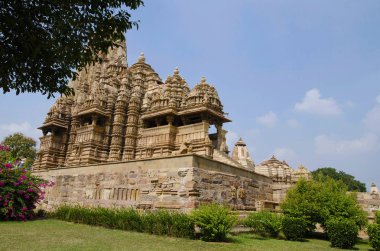 Kandariya Mahadev Tapınak, cephe - Güney görünümü ve platform, Batı grubu, Khajuraho, Madhya Pradesh, Hindistan, UNESCO Dünya Miras Listesi
