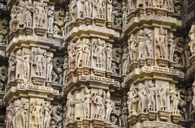 Kandariya Mahadev Tapınağı, Tanrılar surasundaries çeşitli pozlar ve Vyalas, Batı grubu, Khajuraho, Madhya Pradesh, Hindistan, Unesco Dünya Mirası çevrili