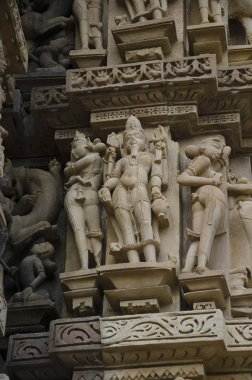 Lakshmana Tapınak, Kuzey duvarı - Tanrı ile Surasundaries çeşitli teşkil etmektedir, Batı grubu, Khajuraho, Madhya Pradesh, Hindistan, UNESCO Dünya Miras Listesi