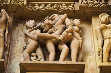 Lakshmana Tapınağı, Güney duvarı - alt paneli - Mithuna çift, Batı grubu, Khajuraho, Madhya Pradesh, Hindistan, UNESCO Dünya Miras Listesi