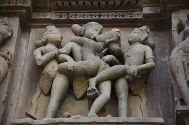 Kandariya Mahadev Tapınak, Kuzey duvarı - orta ve alt - Mithuna çift, Batı grubu, Khajuraho, Madhya Pradesh, Hindistan, UNESCO Dünya Miras Listesi