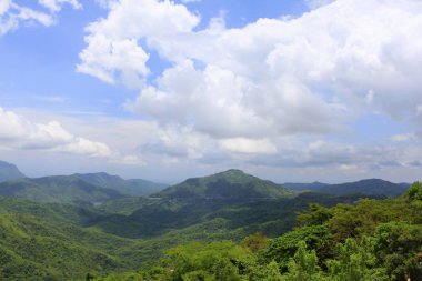 Işık ve gölge oyunu yapar Vadisi ve tepeler ve güzel gökyüzü güzel bir manzarasına dan Wat Pra ki, Pha Sorn Kaew, Khao Kor,: Phetchabun, Thailand