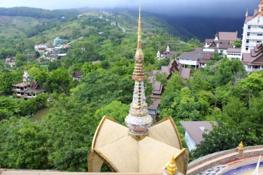 Yeşil tepelerin ve üst kısmındaki pagoda üzerinden, Pha Sorn Kaew, Khao Kor,: Phetchabun, Thailand