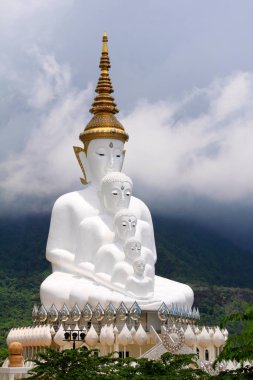 İhtimal beş oturan beyaz Buda ve sisli tepelerin ardına Buda, Pha Sorn Kaew, Khao Kor,: Phetchabun, Thailand