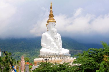 İhtimal beş oturan beyaz Buda ve sisli tepelerin ardına Buda, Pha Sorn Kaew, Khao Kor,: Phetchabun, Thailand