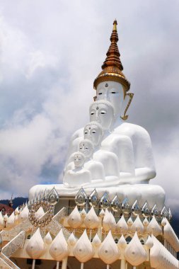 Beş beyaz oturma Buda bir dönüm noktası vardır. Wat Pha Sorn Kaew, Khao Kor,: Phetchabun, Thailand