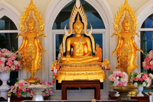 Idolos Dorados Del Señor Buda Fuera Del Edificio Principal Wat —  Fotos de Stock