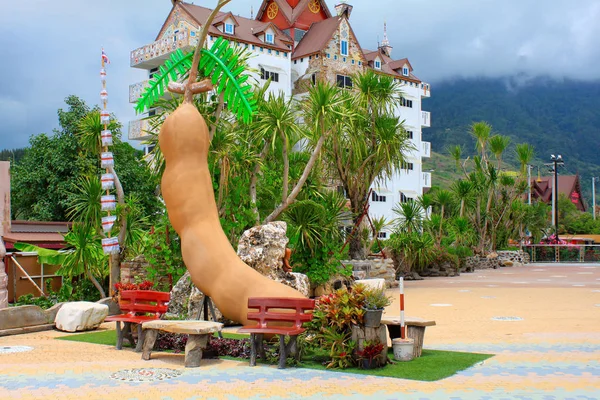 Hermoso Banco Colorida Escultura Tamarindo Dentro Wat Prathat Pha Sorn — Foto de Stock