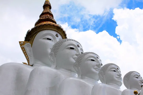 Gros Plan Des Têtes Cinq Bouddhas Blancs Assis Pha Sorn — Photo