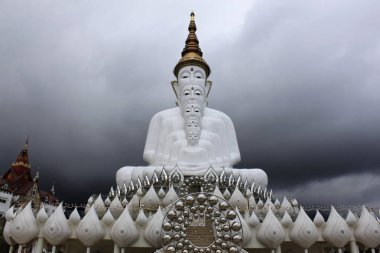 Önden görünüm beş oturan beyaz Buda ve bulutlu bir gökyüzü, Pha Sorn Kaew, Khao Kor,: Phetchabun, Thailand