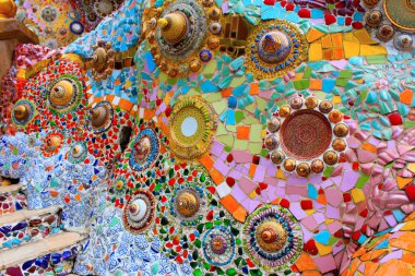 Renkli dairesel mozaik, Pha Sorn Kaew, Khao Kor, çanak çömlek parçaları ile tasarımlar: Phetchabun, Thailand