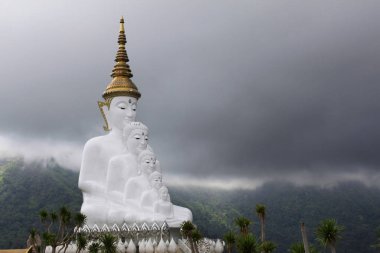 Bu dünyayı ziyaret eden beş geleneksel Buda temsil eder. Buda birlikte meditasyon poz Vadisi bakan iç içe geçmiştir. Her biri biraz daha önce daha büyüktür