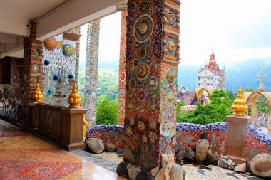 Sütunlar, kat, cepheler, Pha Sorn Kaew, Khao Kor,: Phetchabun, Thailand, bina boyunca renkli mozaik tasarımı ile dekore edilmiş duvarlar