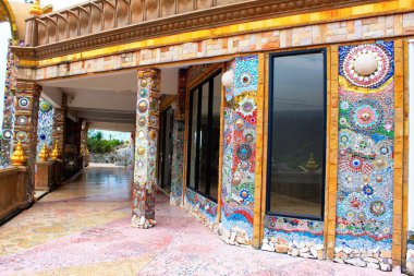 Sütunlar, kat, cepheler, Pha Sorn Kaew, Khao Kor,: Phetchabun, Thailand, bina boyunca renkli mozaik tasarımı ile dekore edilmiş duvarlar