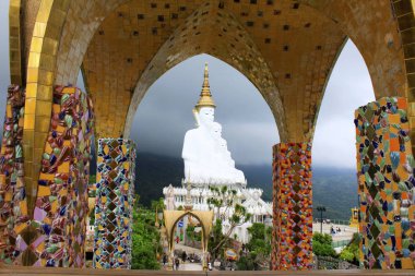 Buda Pha Sorn Kaew, Khao Kor,: Phetchabun, Thailand mozaik ayağı ile çerçeveli beş beyaz oturma görünümünü