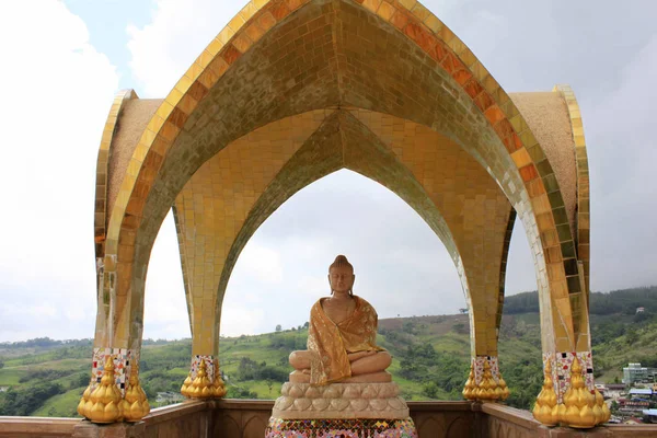 Змеиный Будда Одном Уровней Пха Сорн Кэу Золотым Куполом Пха — стоковое фото