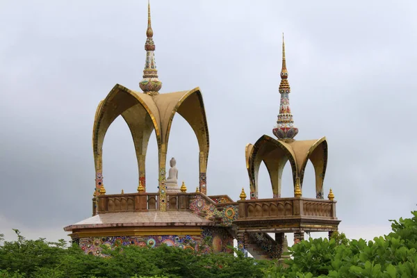 Scatto Lungo Due Cupole Arco Buddha Seduto Pha Sorn Kaew — Foto Stock