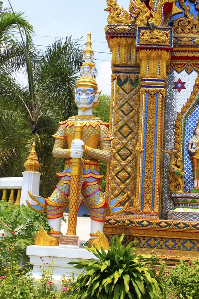 Escultura de guardia de la puerta conocida como Vesavanna, el guardián del norte que guarda la entrada del templo en Ban Bung Sam Phan Nok, Phetchabun, Tailandia . —  Fotos de Stock