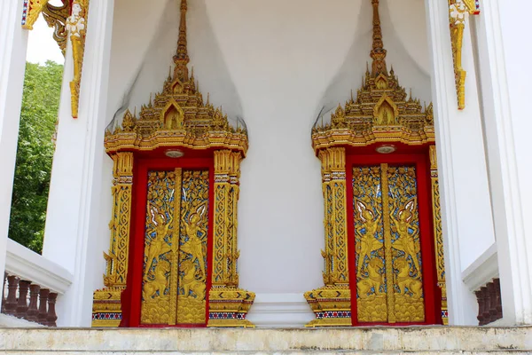 Doors Windows Temple Adorned Intricate Wooden Carvings Golden Color Depicting — Stock Photo, Image