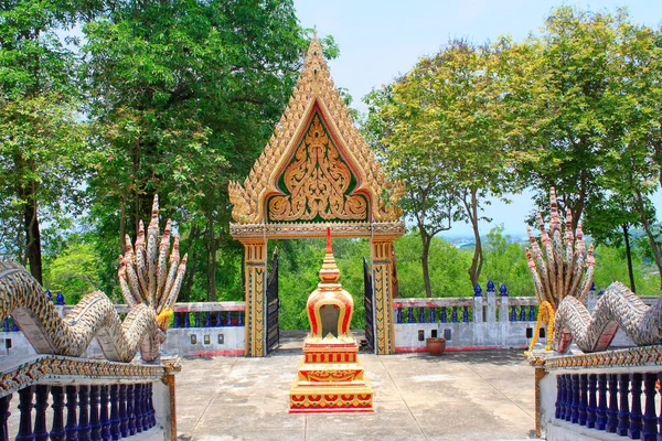 ドラゴン手すりや禁止栓サム ファン Nok ペッチャブーン タイの仏教寺院の屋根のビュー — ストック写真