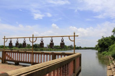 Çan Budist Tapınağı Buang Sam Phan Tapınağı yanındaki bir göl, Ban tıkamak Sam Phan Nok,: Phetchabun, Thailand