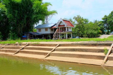 Gölün içinde Ban tıkamak Sam Phan Nok,: Phetchabun, Thailand Budist manastırda önde gelen adımları