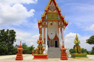 Kırmızı ve beyaz tapınağın muhafız ve Buang Sam Phan,: Phetchabun, Thailand, içinde Idol ana önde gelen adımları ile önden görünümü