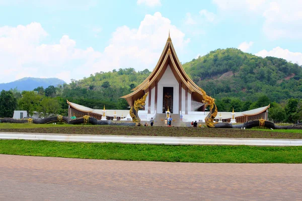 Długie Ujęcie Piękne Białe Buddyjskiego Rozciągacza Dragon Fontanny Ban Nong — Zdjęcie stockowe