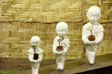 Bonsai Ağaçlar tutan küçük Buda heykelleri Bonsai Sergisi Pune, ağaç.