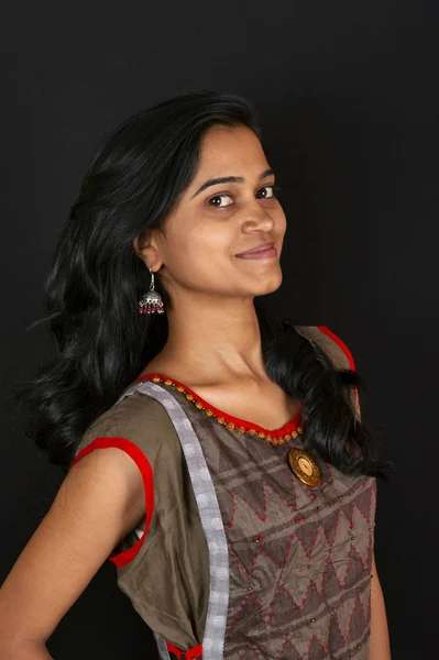 Gelukkig Jonge Indiase Vrouw Die Lacht Tegen Zwarte Achtergrond Pune — Stockfoto