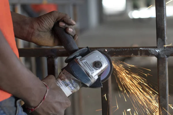 Pessoa fazendo trabalho de soldagem, Índia . — Fotografia de Stock