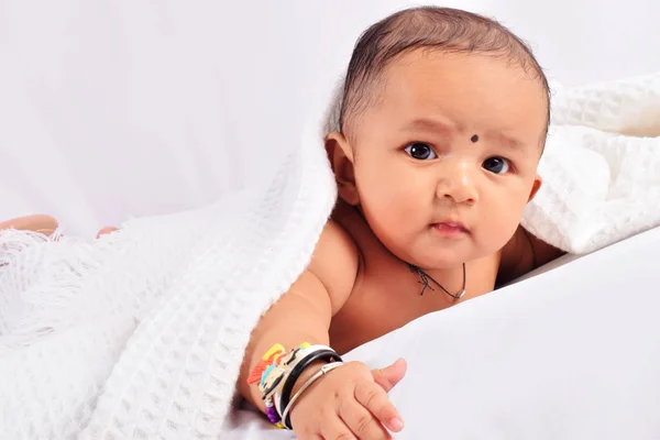 Lindo Bebé Durmiendo Cama Estómago Mirando Cámara Pune Maharashtra —  Fotos de Stock