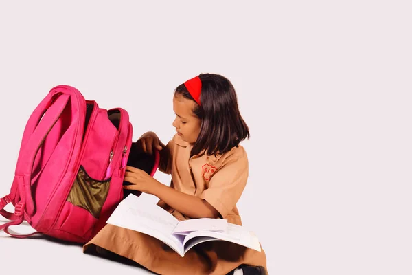 Μικρό κορίτσι σχολείο στολή μελετώντας με σχολική τσάντα στην πλευρά. Πούνε, Μαχαράστρα — Φωτογραφία Αρχείου