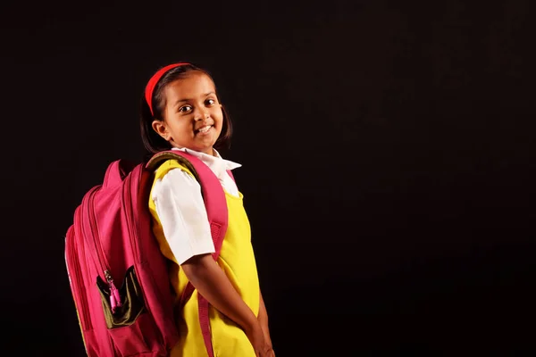 Niña Con Uniforme Escolar Bolsa Tiffin Posando Delante Cámara Pune — Foto de Stock