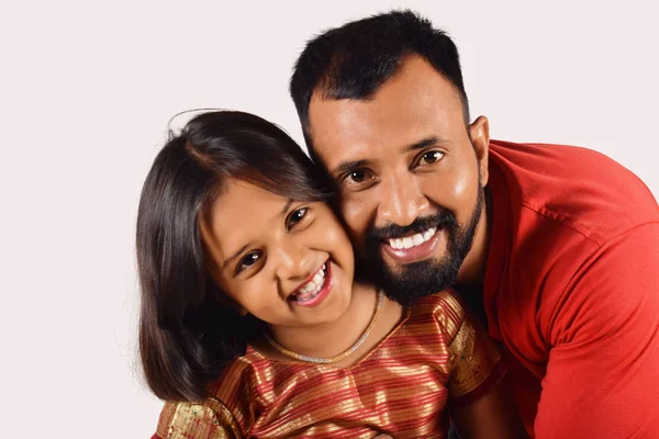 Father and daughter smiling looking at camera. Pune, Maharashtra — Stock Photo, Image