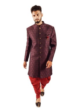 Beyaz arka plan üzerinde izole kamera için poz Hint geleneksel kıyafetleri yakışıklı adam 