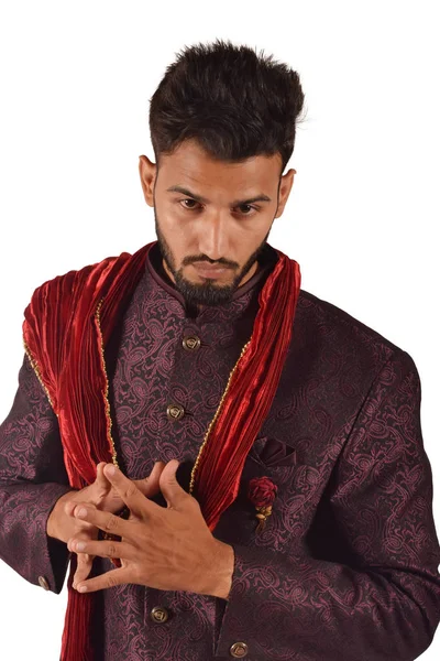Uomo Elegante Luminoso Abbigliamento Tradizionale Indiano Posa Isolata Sfondo Bianco — Foto Stock
