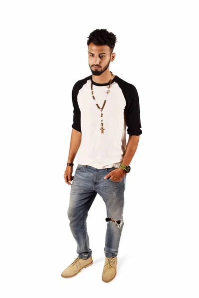 Bello Uomo Bianco Nero Shirt Con Jeans Strappati Posa Isolata — Foto Stock