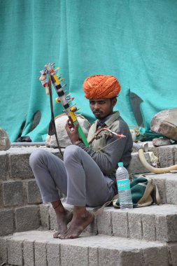 Kangra District, Himachal Pradesh, Hindistan, Mayıs 2017, adam sokaklarda Mcleod Ganj, müzik intrument müzik