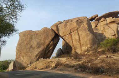 Taş Hampi, Karnataka, Hindistan, iki büyük kayalar yapılan Arc
