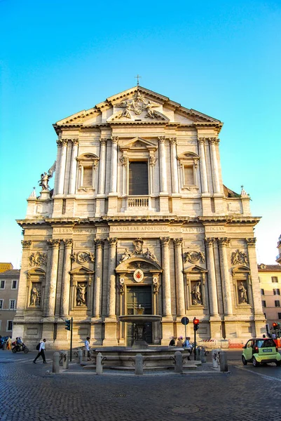 ROMA, ITÁLIA, Junho 2008, Turista em Sant Andrea Della Valle, exterior . — Fotografia de Stock